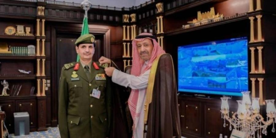 حسام بن سعود يقلد مدير جوازات الباحة رتبته الجديدة