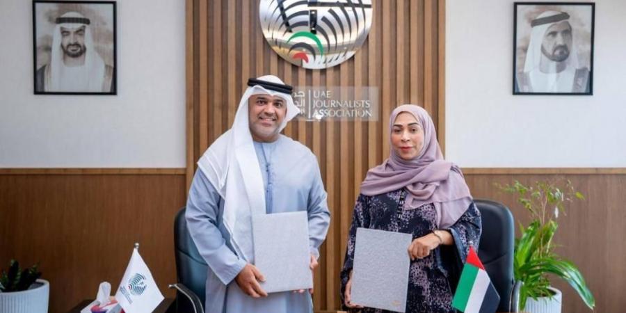 جمعية الصحفيين و«الإمارات للأعمال» توقعان مذكرة تفاهم
