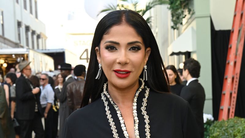 منى زكي في مسلسل طالع نازل